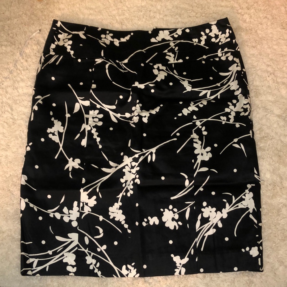 Black and white pencil skirt